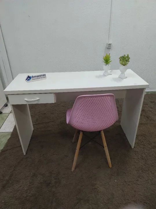 Mesa reta branca para escritório