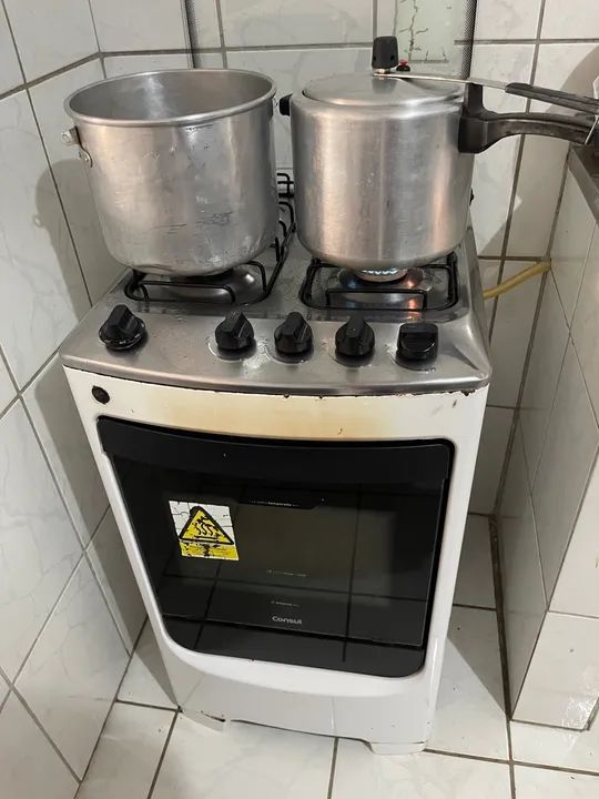 Fogão cônsul  funcionando todas  as bocas e forno 