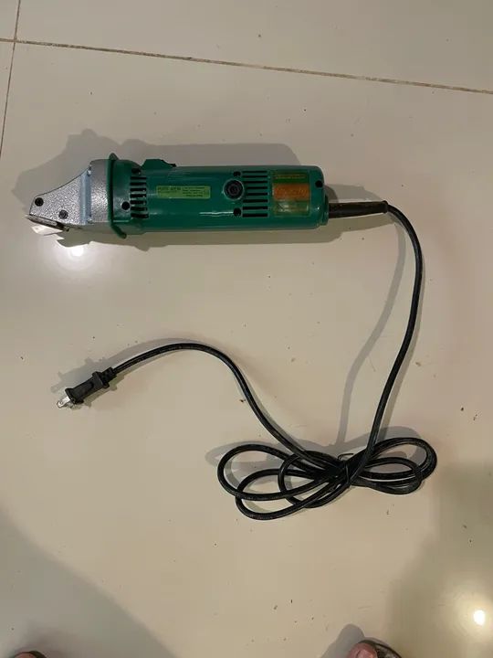 Tesoura para chapa 1/16? comprada nos EUA e nunca usada. 110 volts.