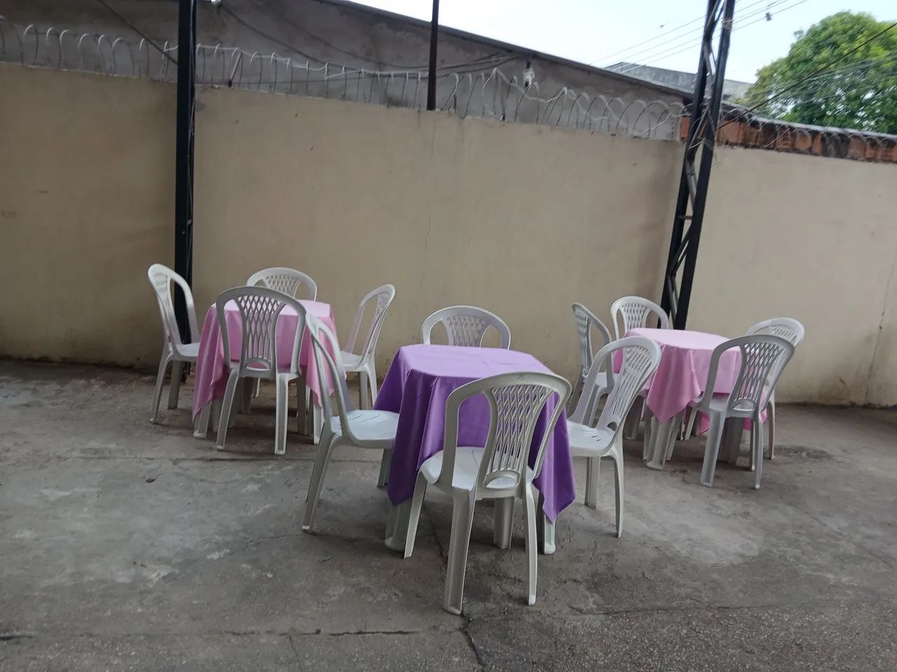 Aluguel de mesas e pula pula e toalha de mesa - Foto 5
