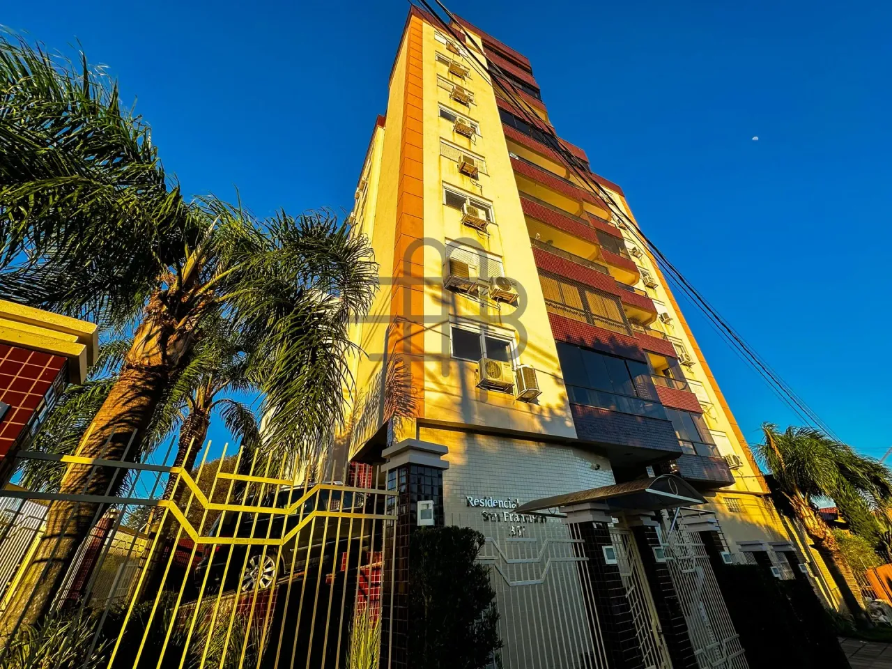 Residencial San Francisco - Apartamento grande com 3 Dorm. sacada e próximo ao Shopping de