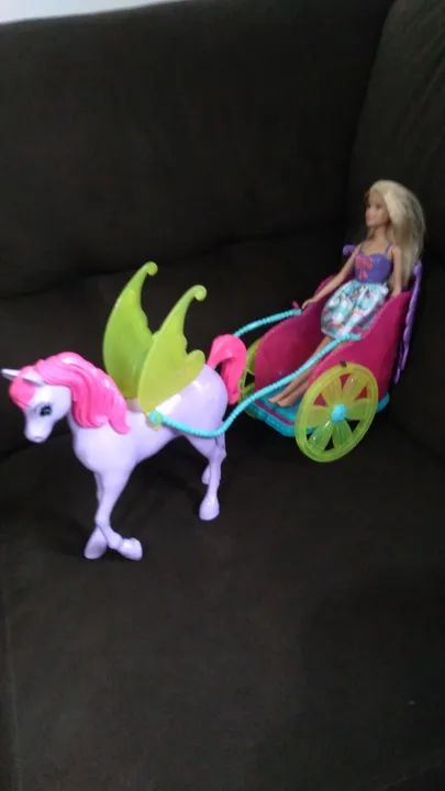 Carruagem da Barbie e uma boneca Barbie. - Foto 3