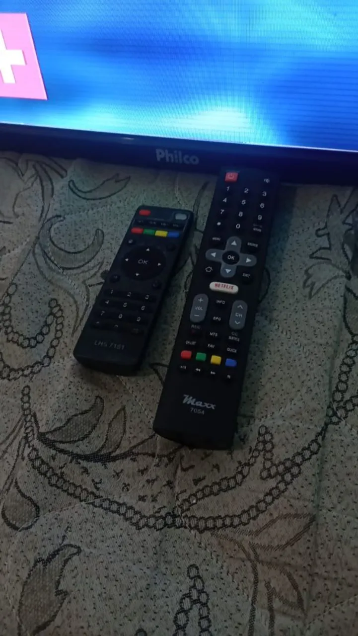 TV Philco com controle remoto
