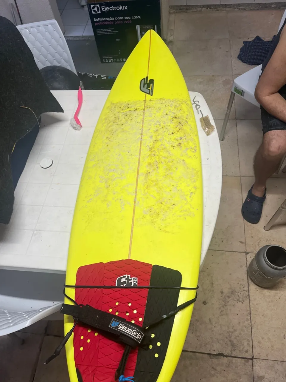 Prancha de Surfe Amarela com Deck e Leash c defeito