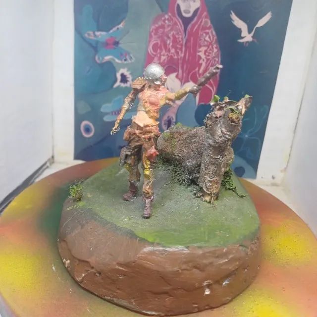 figura futurista sobre base redonda - Foto 3
