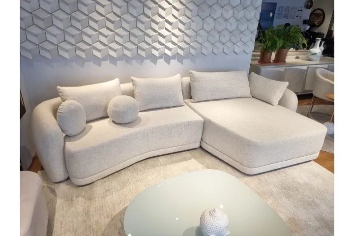 Sofá curvo com design moderno, perfeito para ambientes sofisticados. Conforto e elegância 