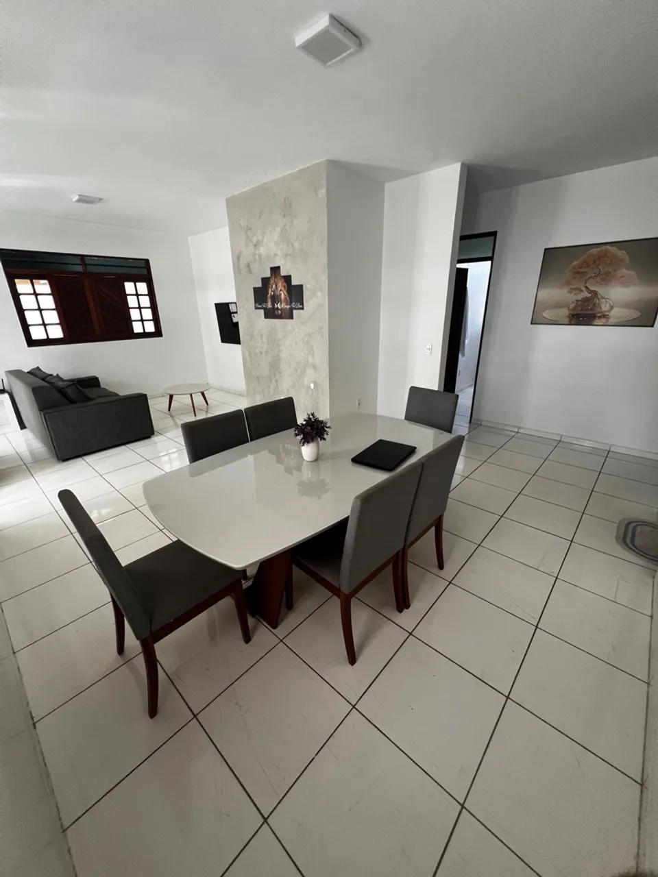 Casa mobiliada com 4 quartos e garagem espaçosa