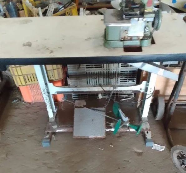 Máquina Overlock BenMa 3 fios. Precisa de limpeza e regulagem. Com motor 127v e bancada