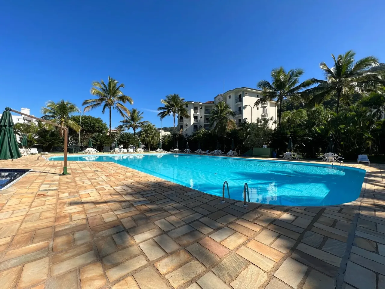 Apartamento na Praia das Toninhas em condomínio tipo clube a poucos metros do mar - Ubatub