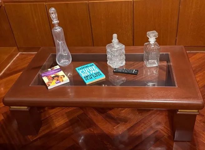 Vendo linda mesa de centro, em madeira maciça e vidro.