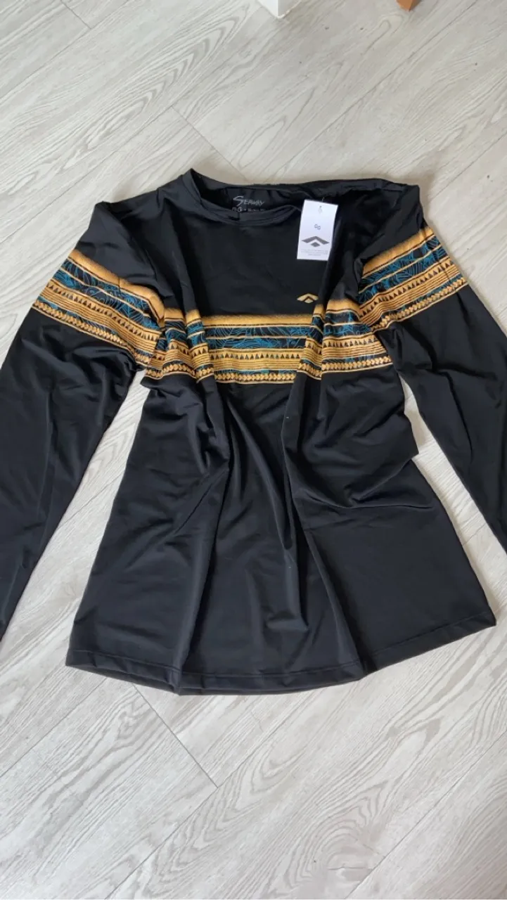 Camiseta de manga comprida com estampa tribal