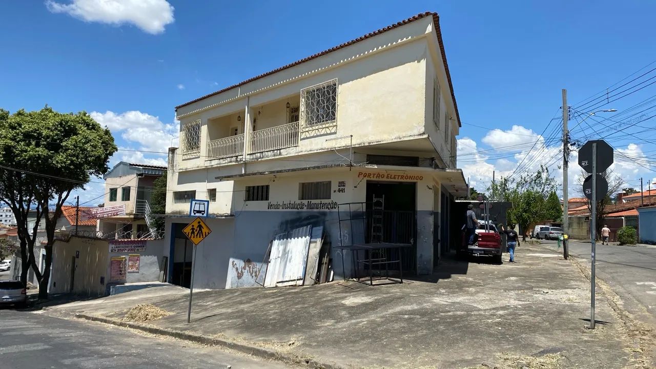 Casa com 4 quartos e 4 lojas em ótima localização - Foto 2