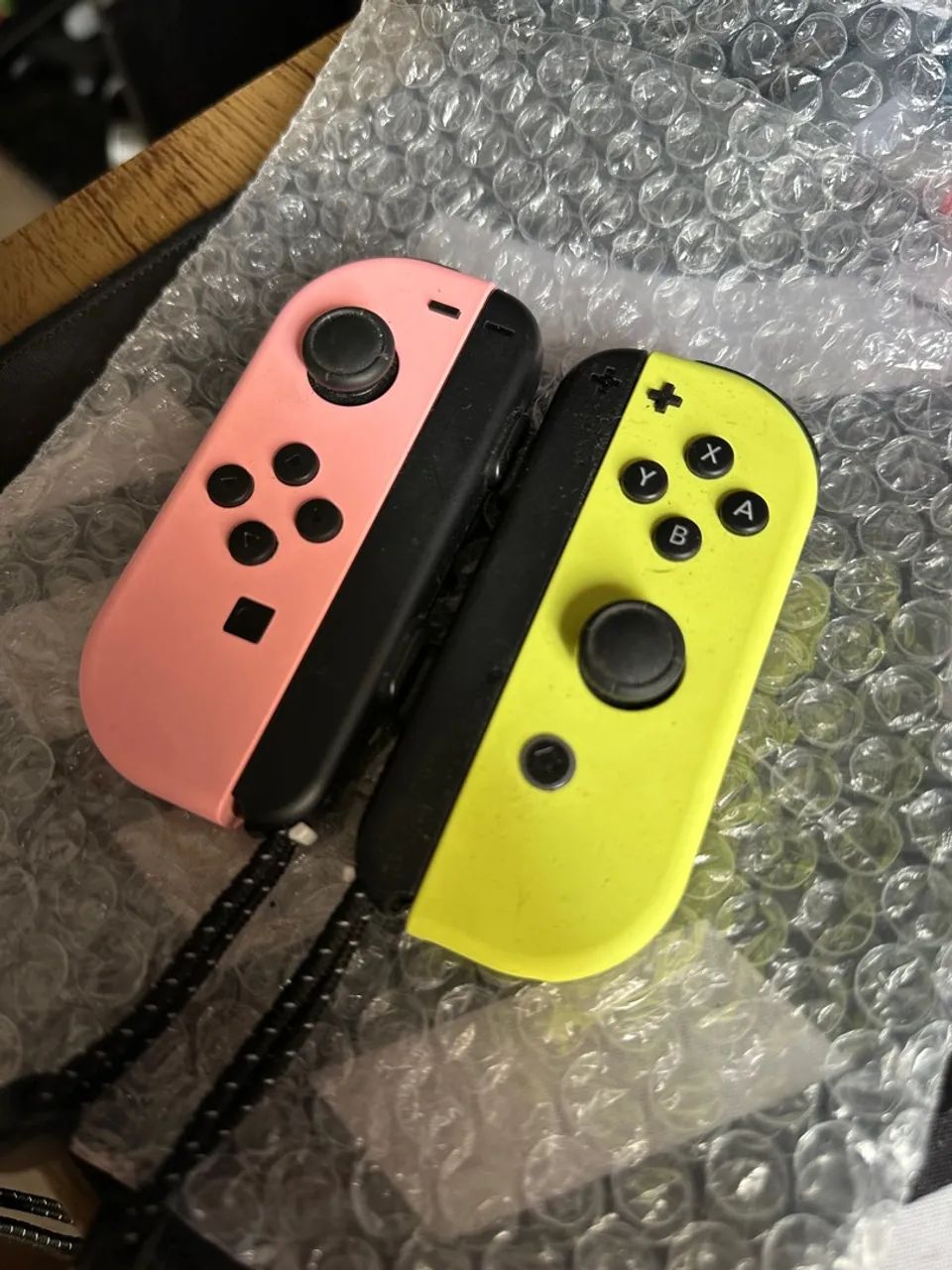 Controles Nintendo Switch - Joy Cons Rosa e Amarelo Originais