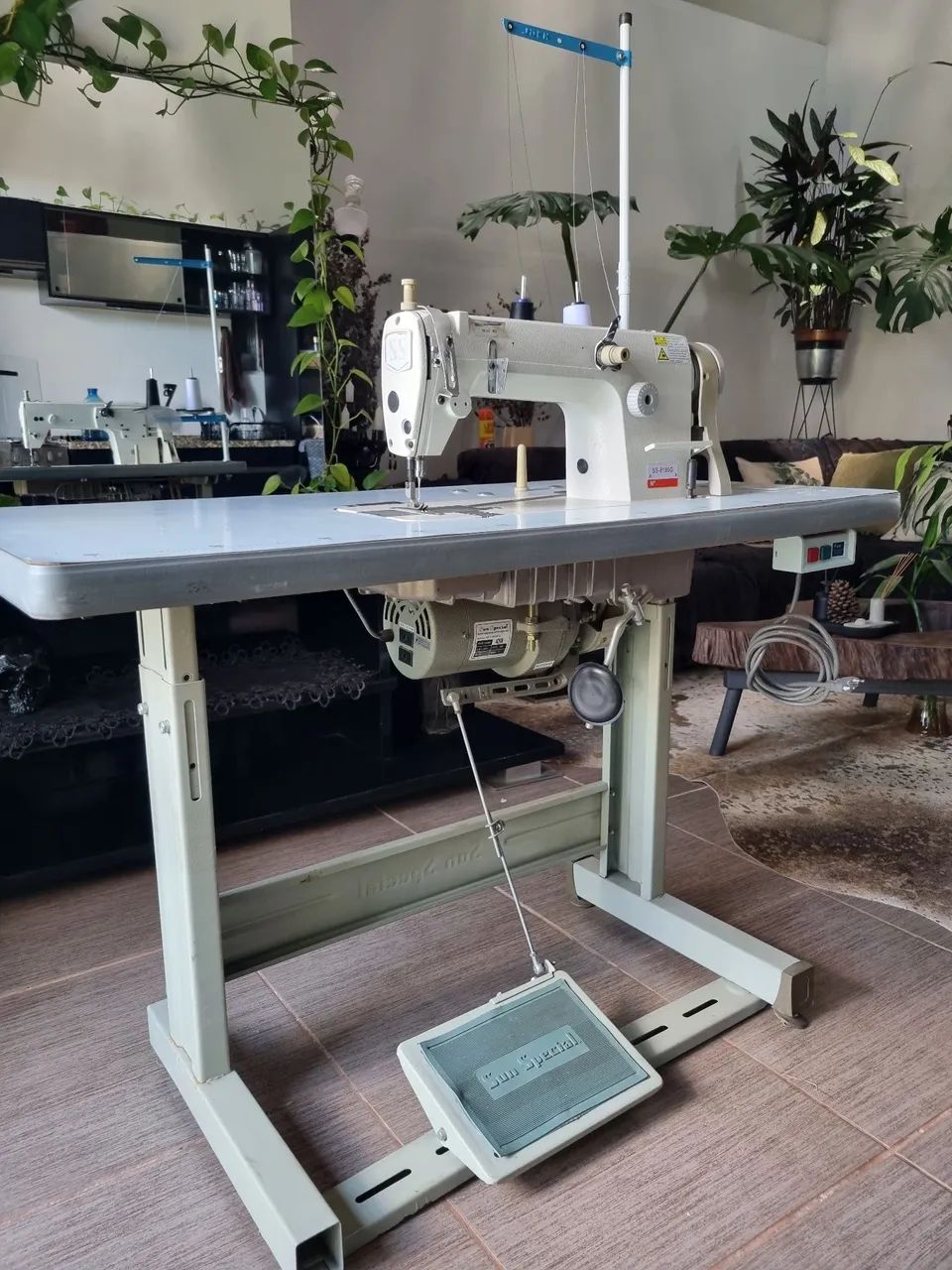 Máquina Reta industrial ponto cadeia Sun Special SS-8100G completa, ótimo estado - Foto 6