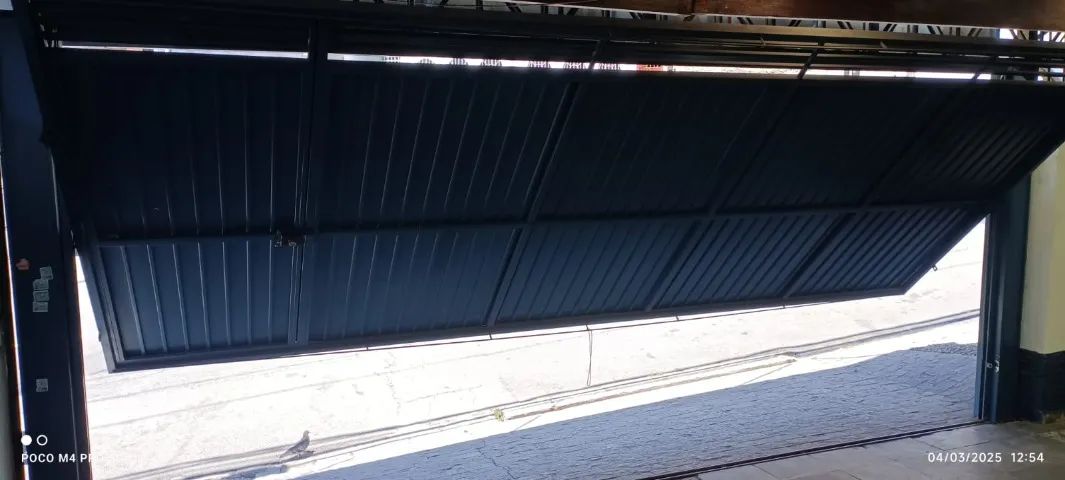 PORTÃO DE AÇO BASCULANTE (ENGRENAGENS EM CORRENTE) EM ÓTIMO ESTADO.