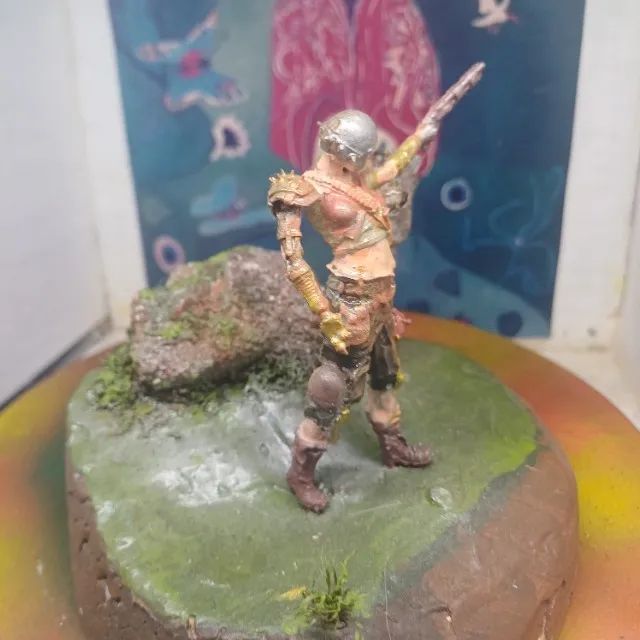 figura futurista sobre base redonda - Foto 5