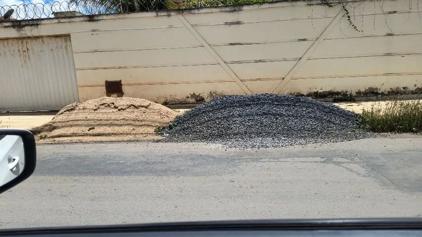 Doa-se 1 metro de brita e 1 metro de areia 