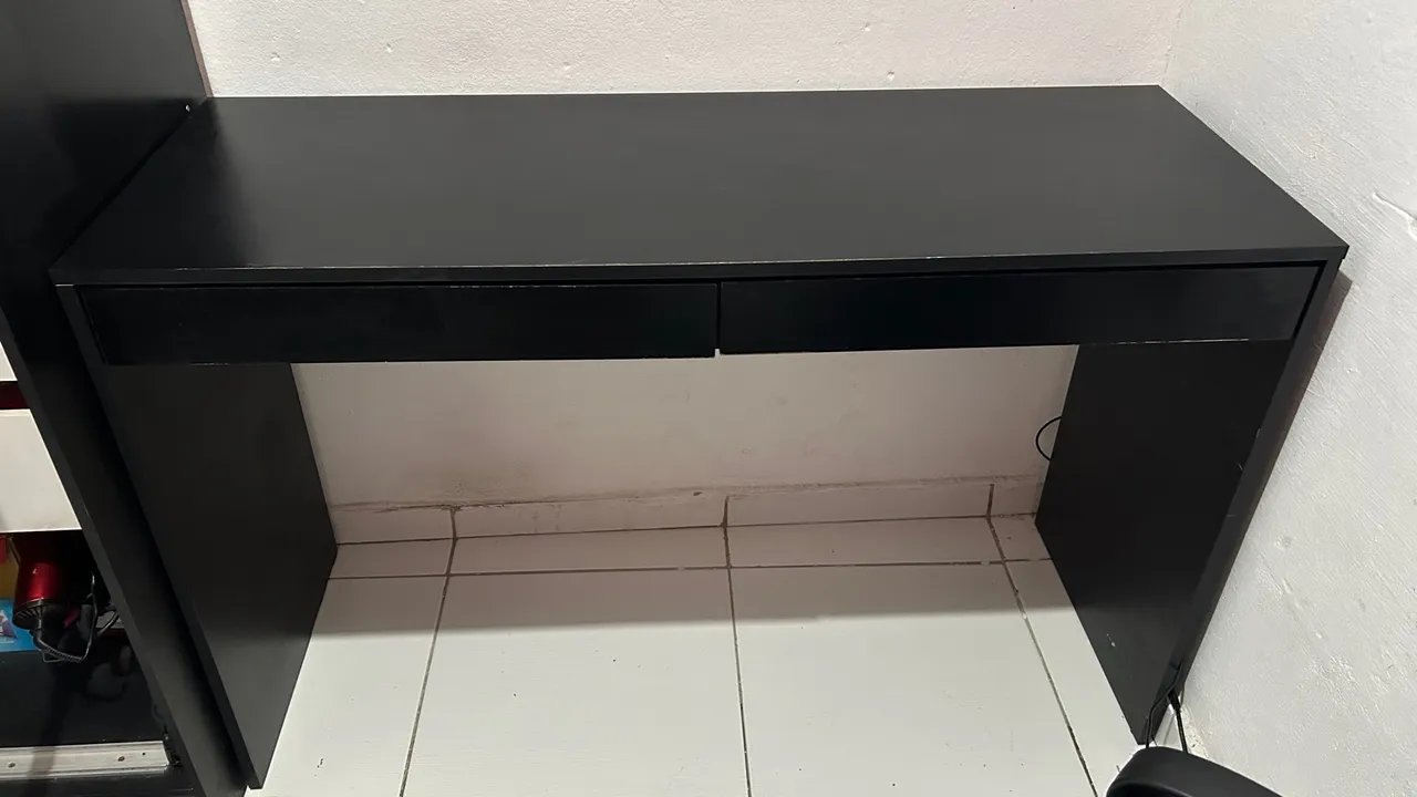 Escrivaninha preta com gavetas