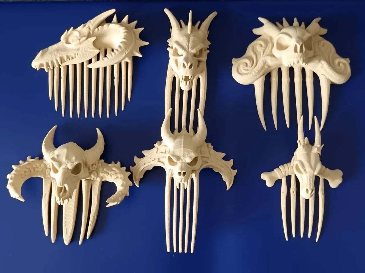 Pente de cabelo com design de crânio e chifres - Foto 2