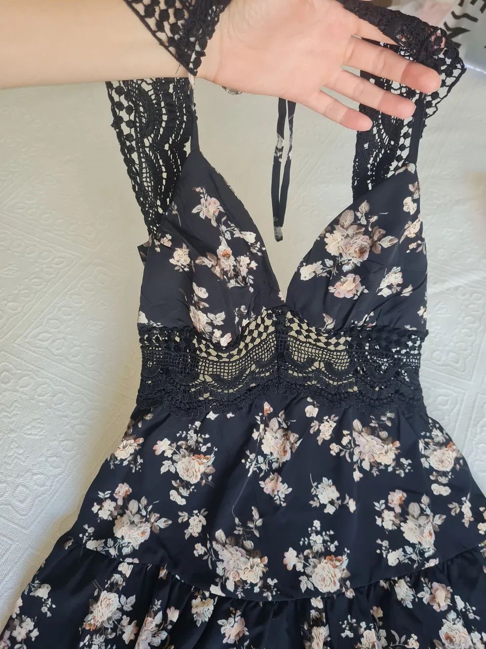 Vestido preto com flores - Foto 4
