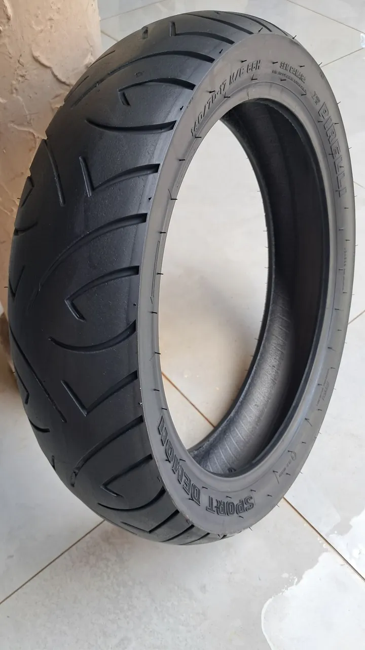 Pneu Pirelli traseiro 140/70-17 e Pneu Metzeler dianteiro 110/70-17