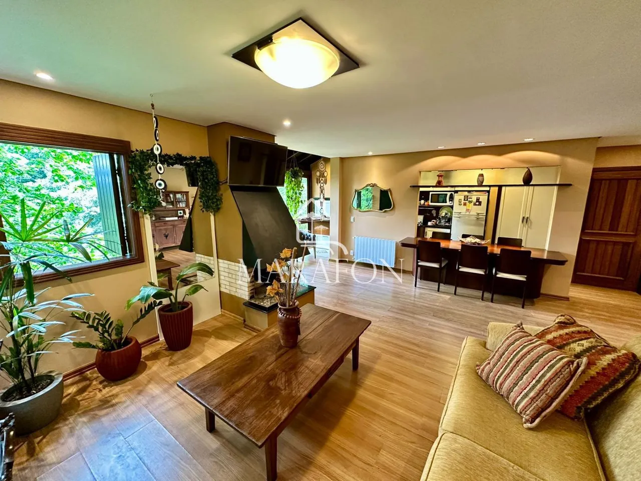 APARTAMENTO À VENDA EM GRAMADO COM TRÊS SUÍTES!