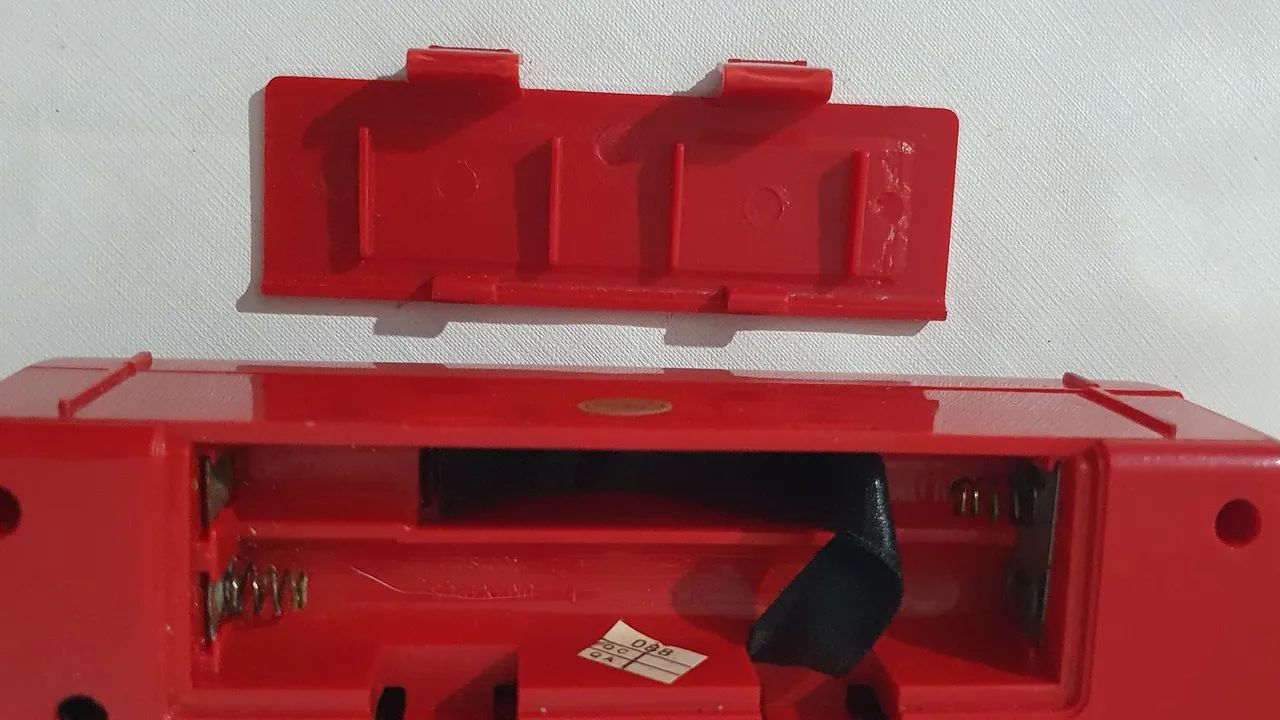 Rádio relógio portátil AM/FM marca COUGAR funcionando  - Foto 5