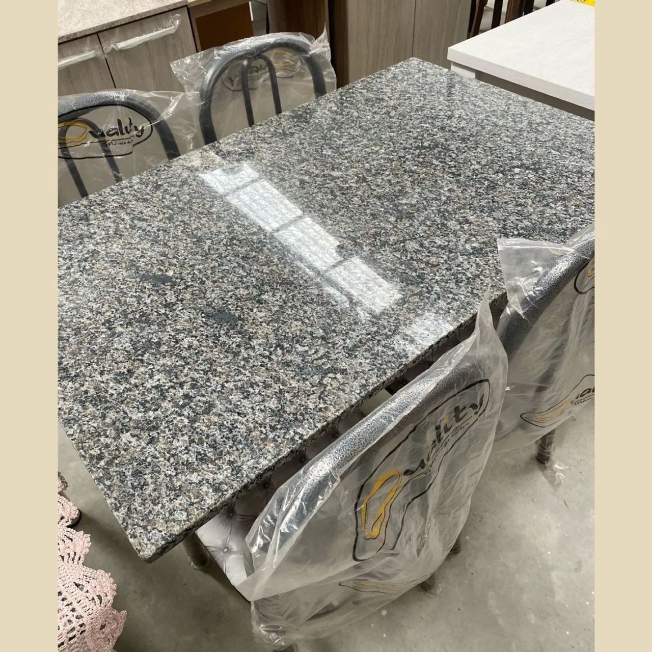 Mesa com 4 cadeiras em granito - pronta entrega  - Foto 2