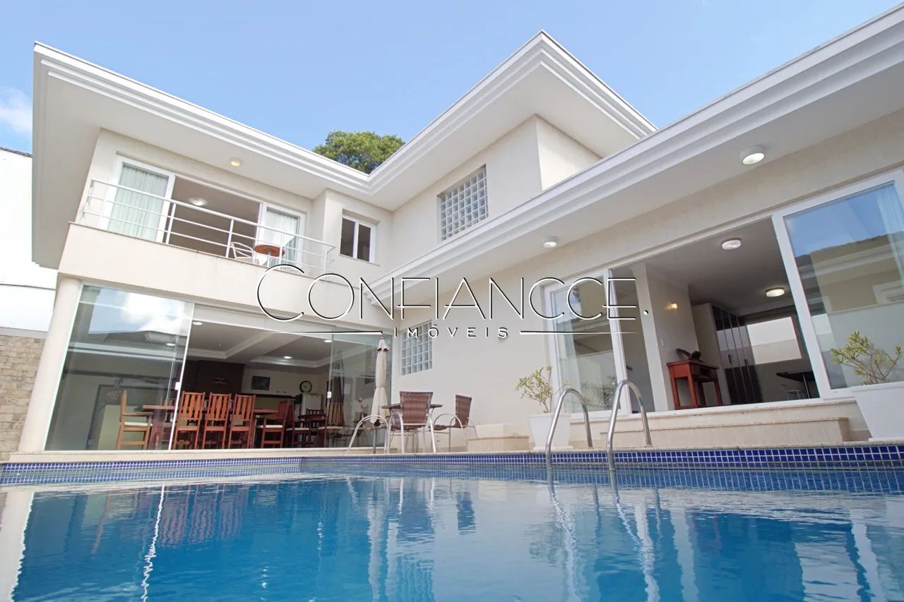 Casa com piscina mobiliada para alugar em Curitiba, Condomínio, Taboão, 4 suítes | Confian