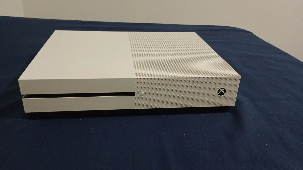 Xbox One S - de 1 TB novo com o controle cabo e um jogo chamado gears of Wars 4