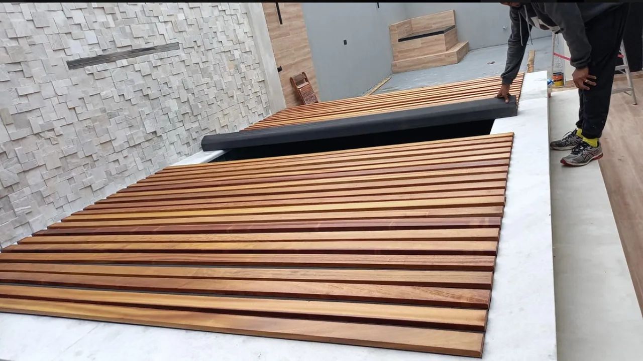Cobertura de piscina em madeira