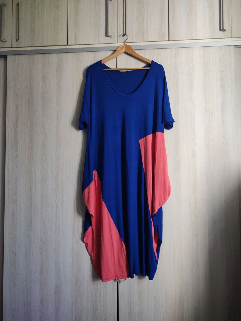 Vestido azul com detalhes em rosa