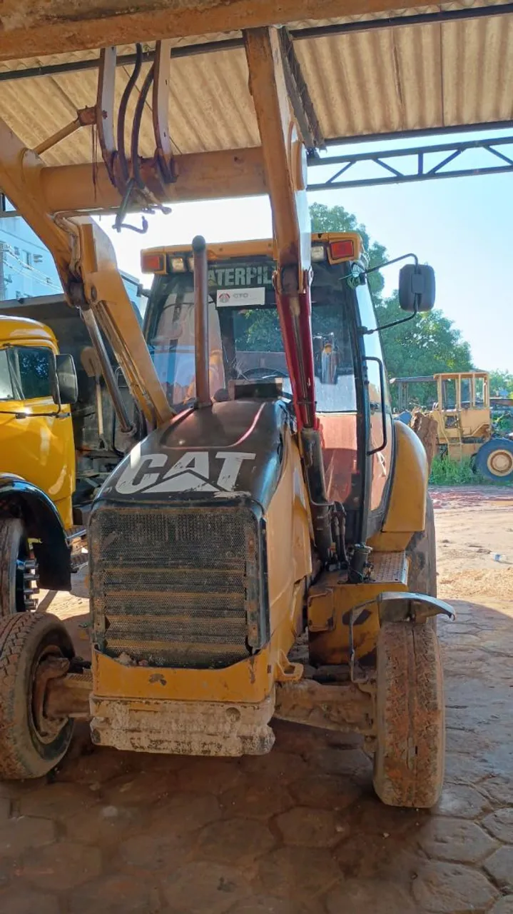 Retroescavadeira Caterpillar 2014