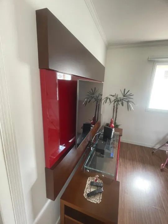 Rack com painel de madeira maciça. Vermelho e imbuia - Foto 3