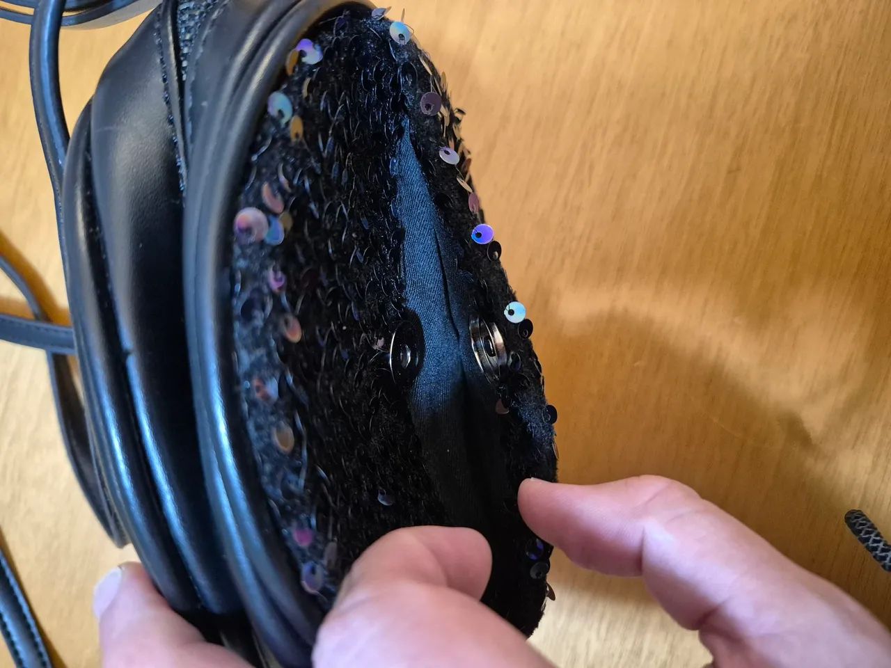 Bolsa redonda parte lantejoula preta Satinato - Foto 3