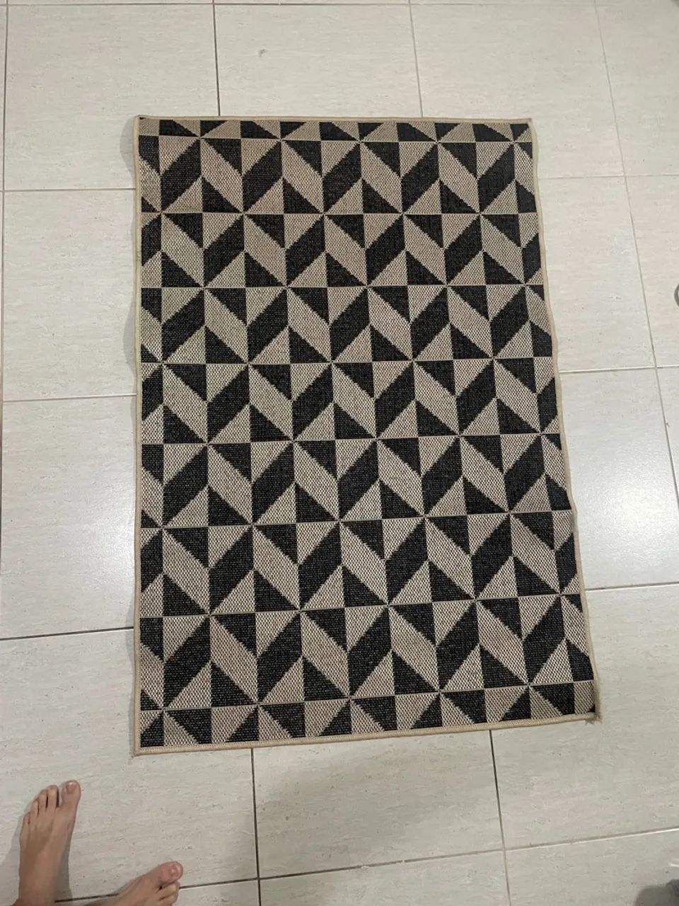 Tapete geométrico preto e branco