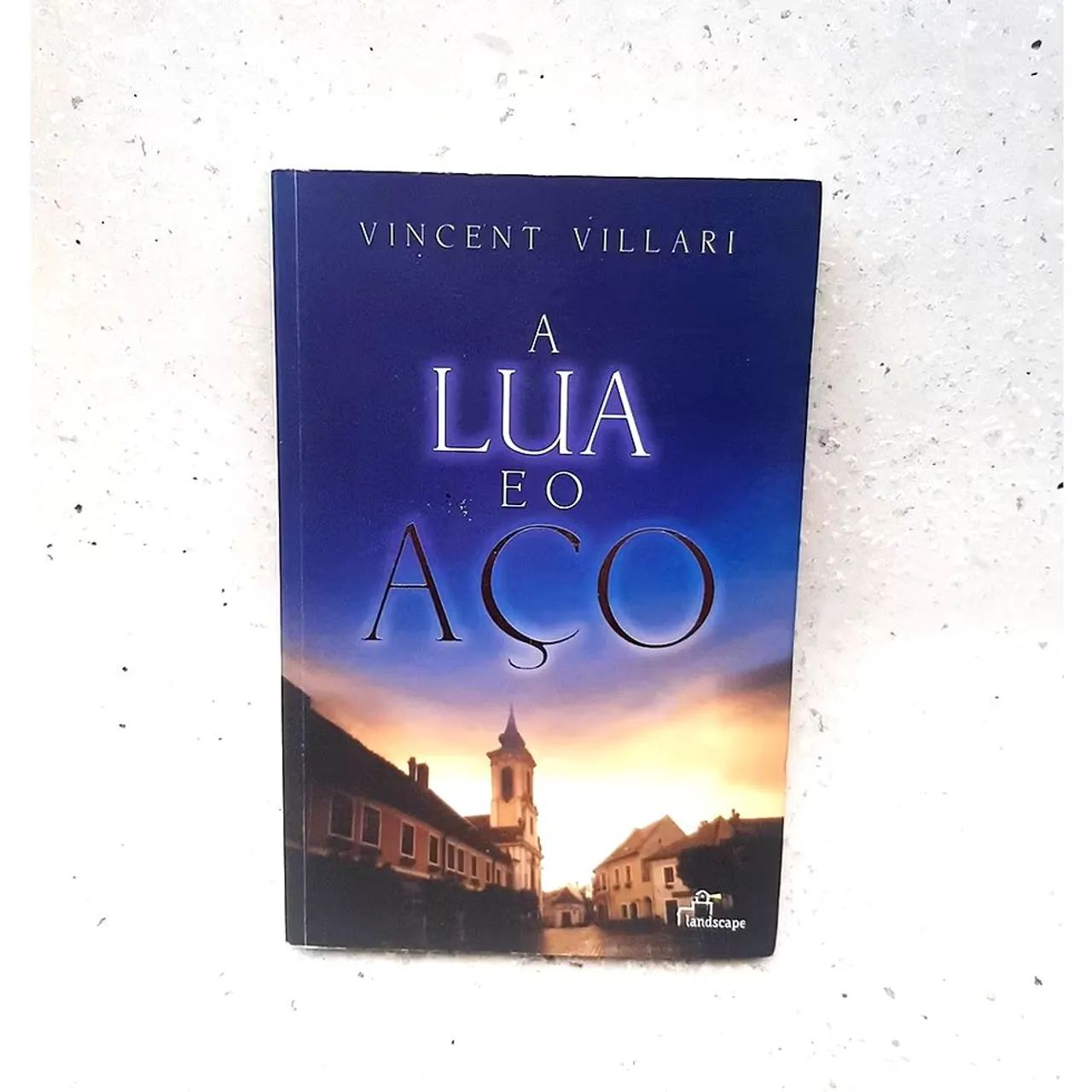 Livro A Lua e o Aço - Vincent Villari
