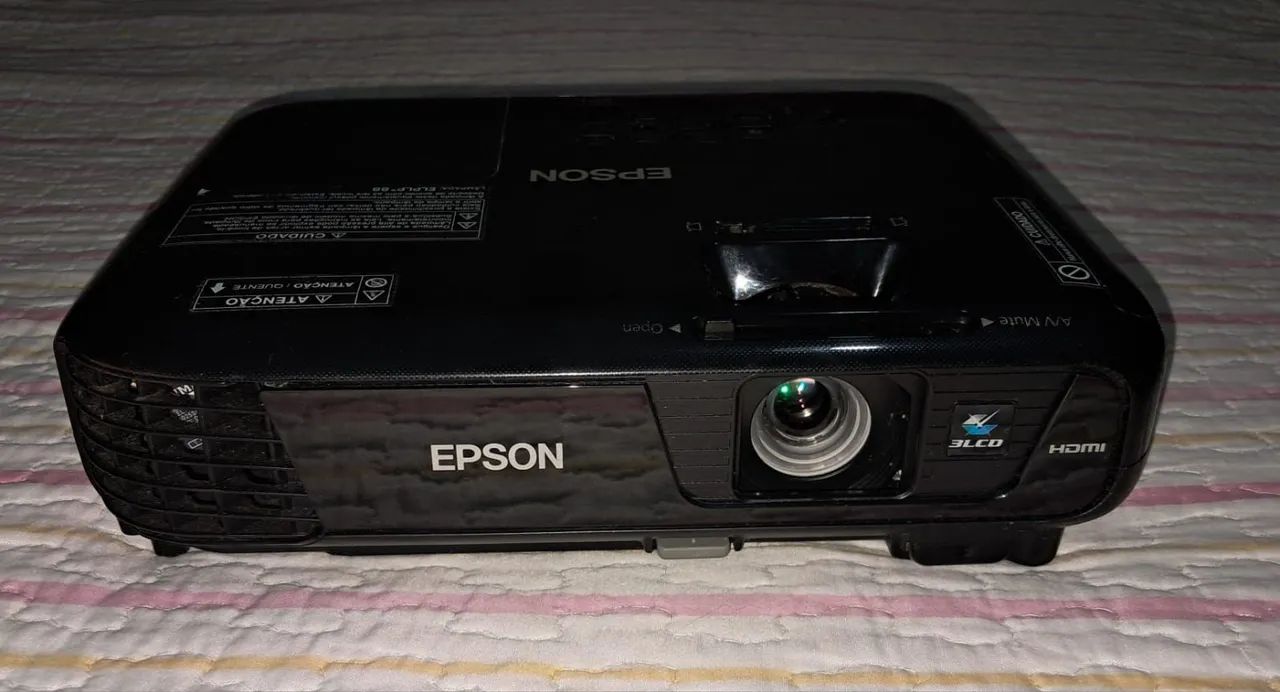 Projetor Epson 3LCD S31+, 3300 lumens, Full HD, imagem nítida, excelente estado pouco uso