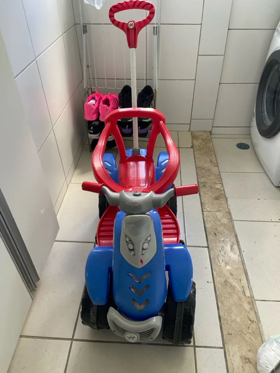 Carrinho de passeio infantil com empurrador
