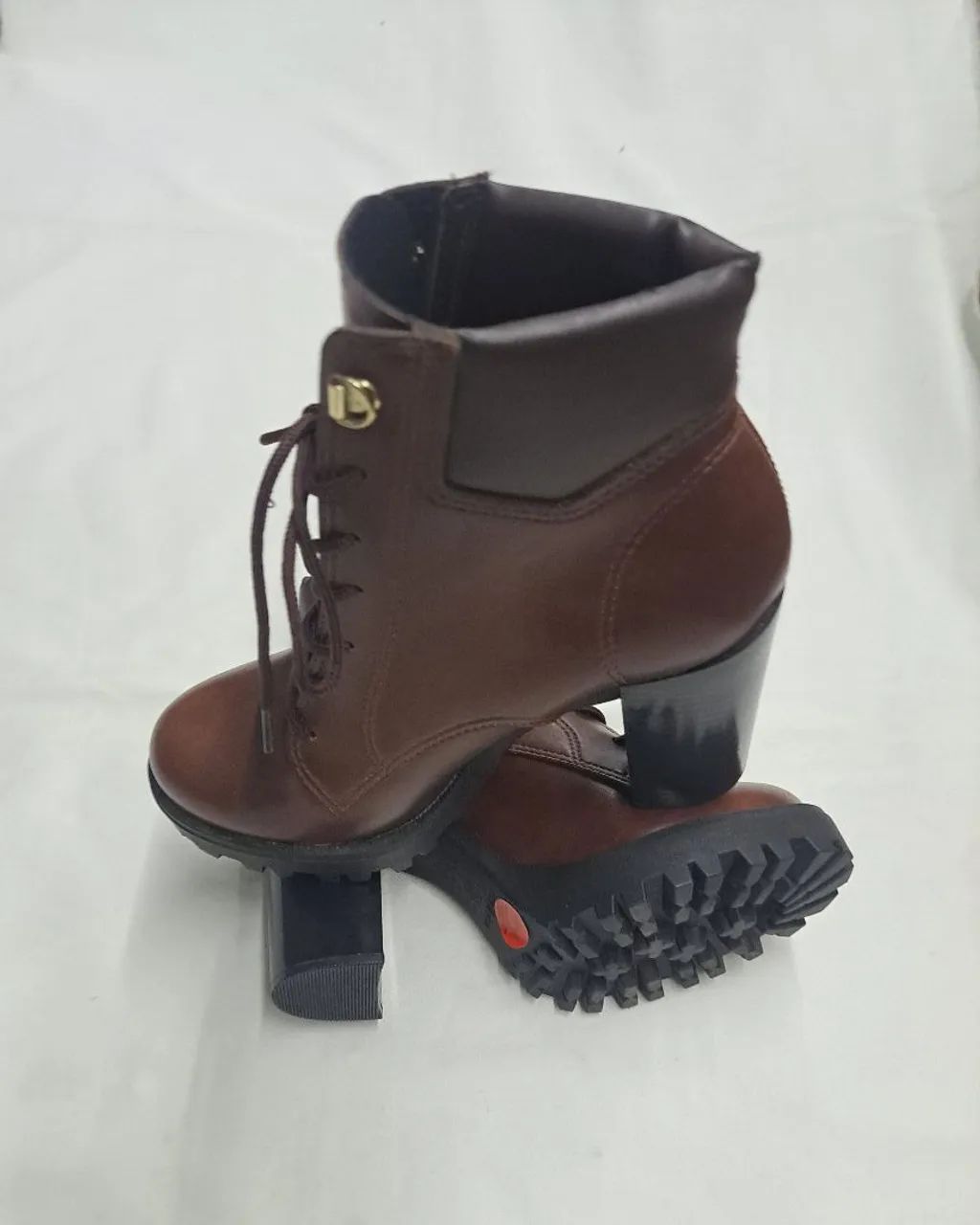 Botas Femininas de Couro Marrom - Conforto e Estilo - Foto 3