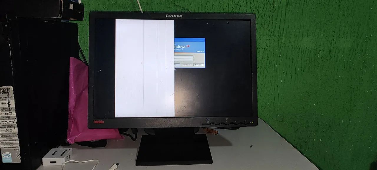 Monitor Lenovo com detalhes 