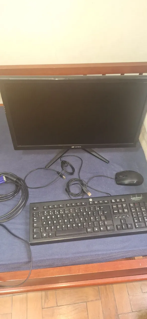 Monitor, teclado, mouse e cabos HDMI, VGA e alimentação