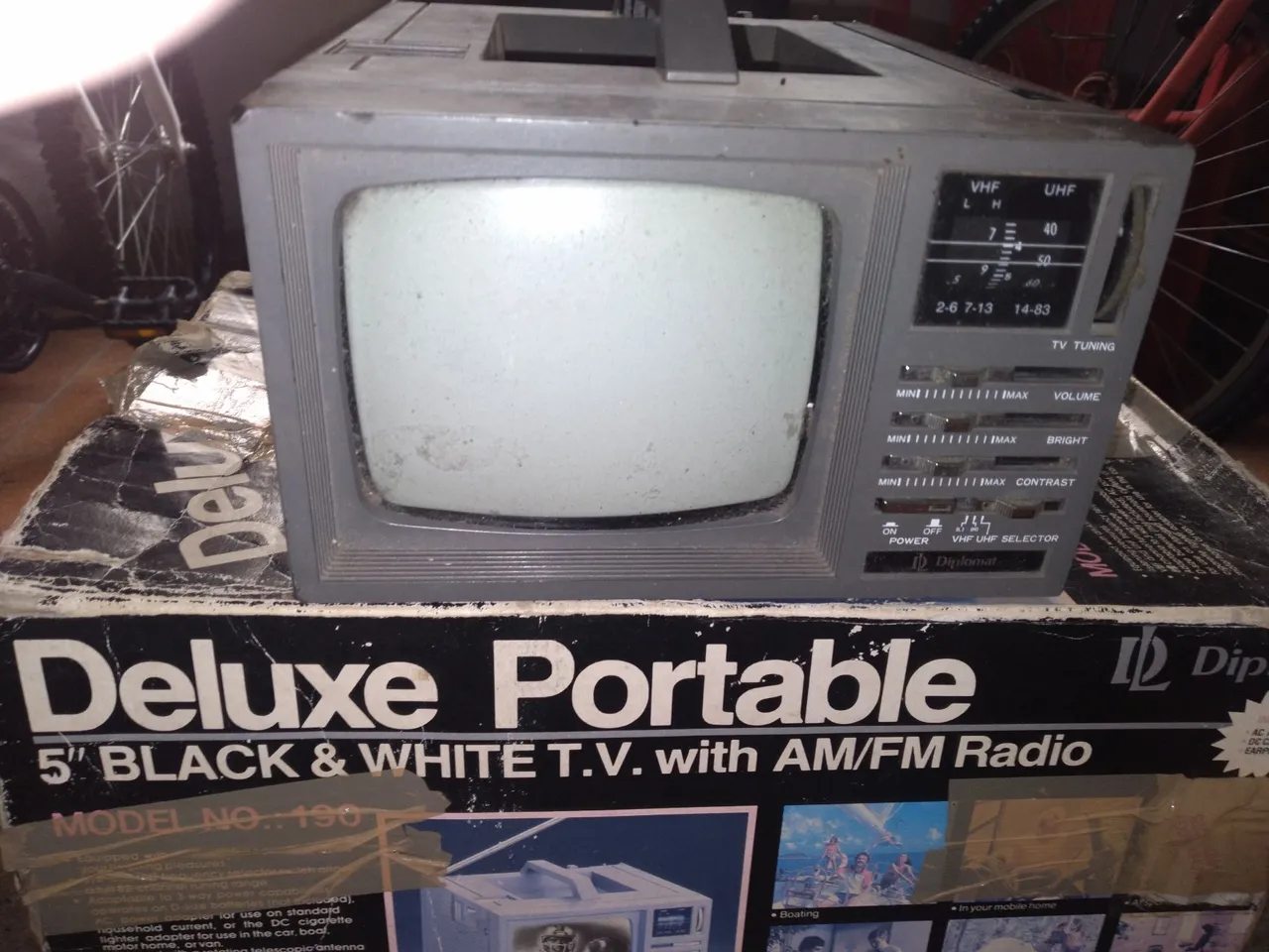 TV Portátil Deluxe 5" Preto e Branco com Rádio AM/FM - Vintage