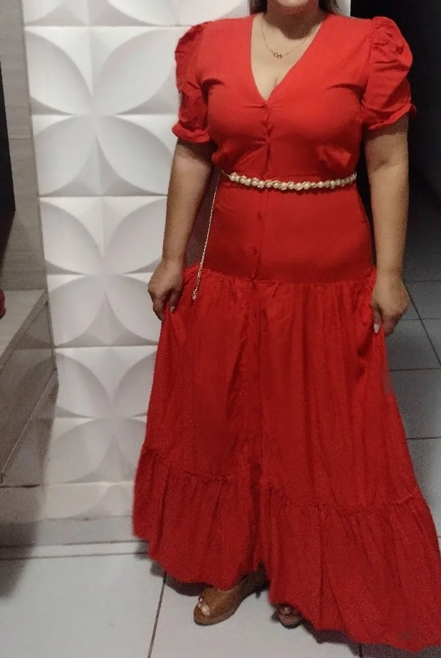 Vestido Longo Vermelho com Detalhes Charmosos