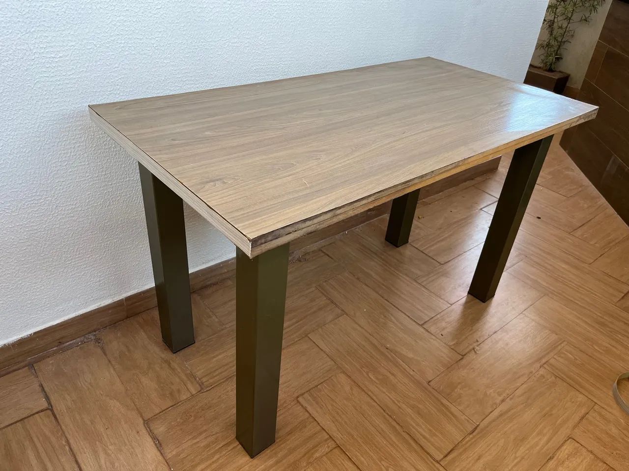 Mesa de MDF reforçado com pés de ferro