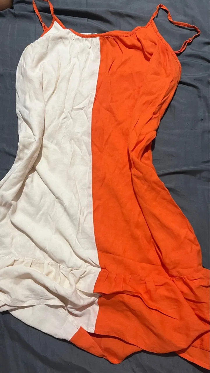 Vestido bicolor laranja e branco