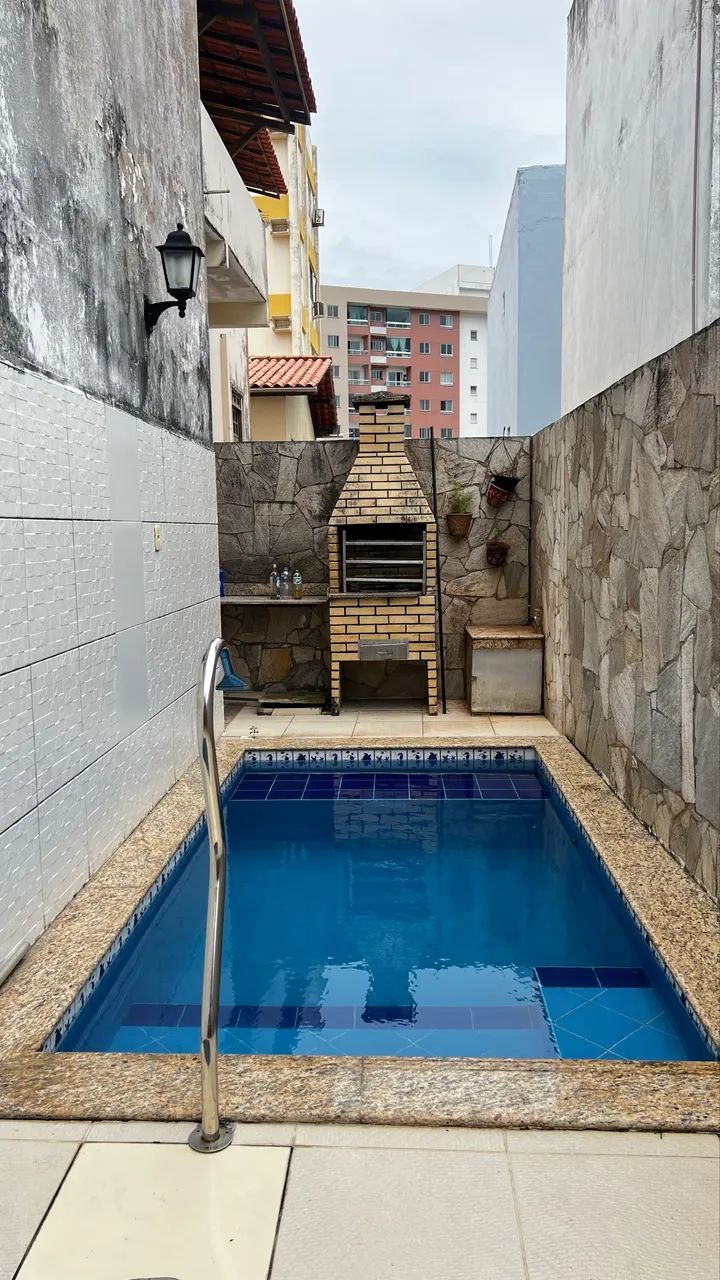 Casa em condomínio em Itapuã 