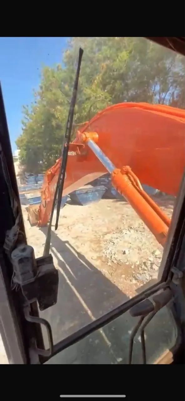 Escavadeira FH 200 -ano 2000- Máquina para Construção - Foto 6