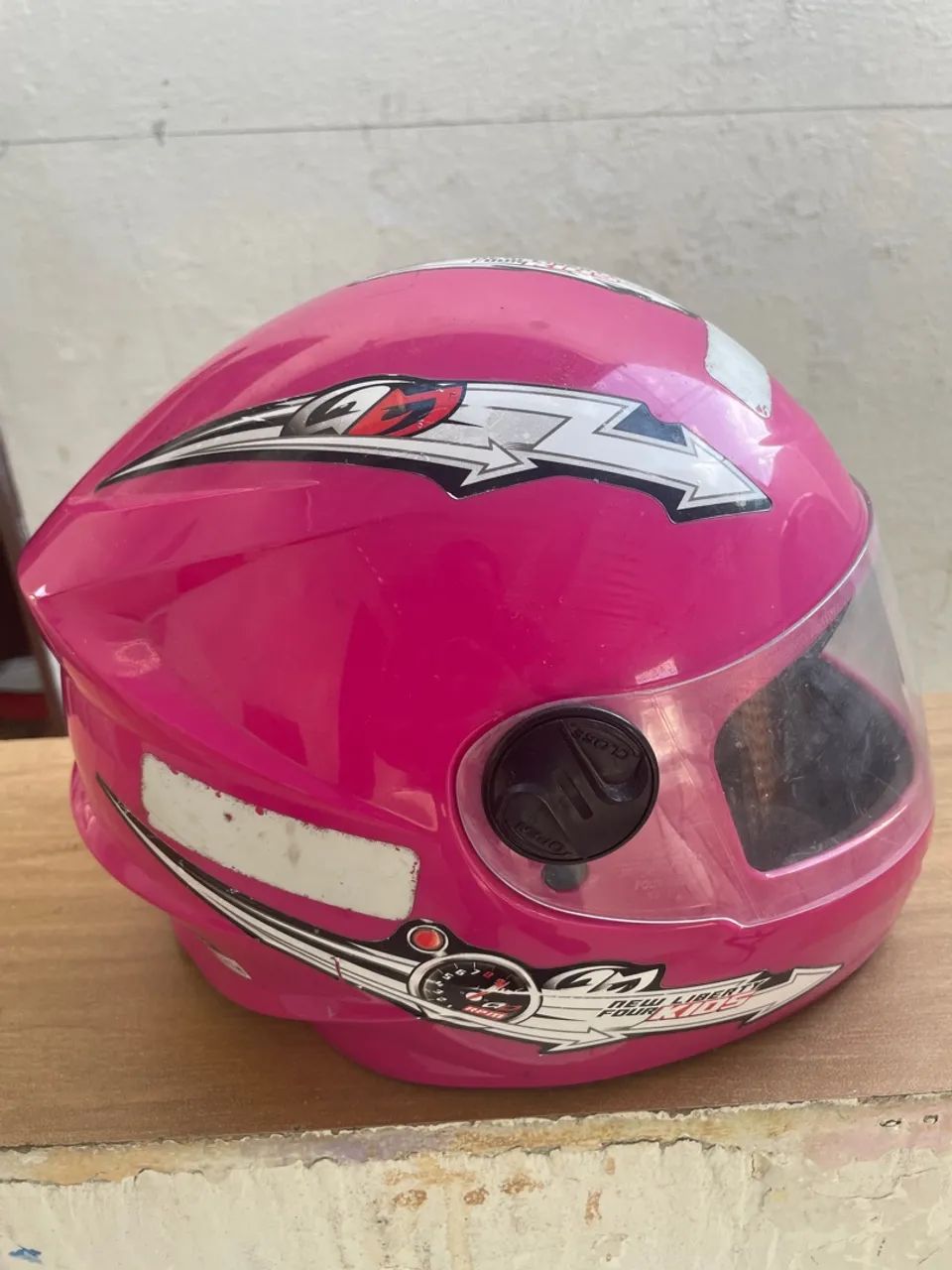 Capacete infantil na cor rosa 