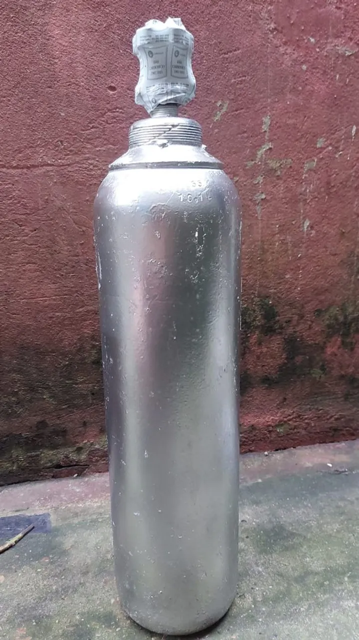 Cilindro de Co2 de 6kg cheio lacrado..já com entrega... 800 tá no preço bem em conta